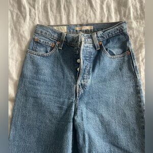 Levi’s ribcage medium wash Jeans